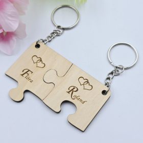 Fa páros kulcstartó egyedi nevekkel - puzzle, ajándék szerelmeseknek Valentin-napra 