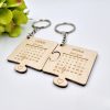 Fa páros naptár kulcstartó egyedi nevekkel, dátummal - puzzle