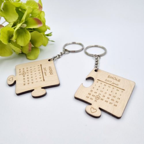 ajándék szerelmeseknek Valentin-napra, fa páros naptár kulcstartó egyedi nevekkel, dátummal