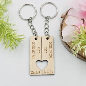 Fa páros kulcstartó egyedi monogrammal, dátummal - ajándék szerelmeseknek Valentin-napra 