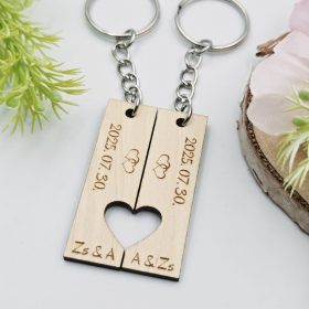 Fa páros kulcstartó egyedi monogrammal, dátummal - ajándék szerelmeseknek Valentin-napra 