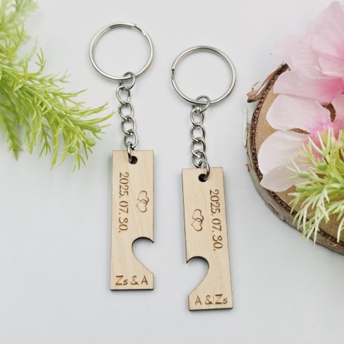 Fa páros kulcstartó egyedi monogrammal, dátummal - ajándék szerelmeseknek Valentin-napra 