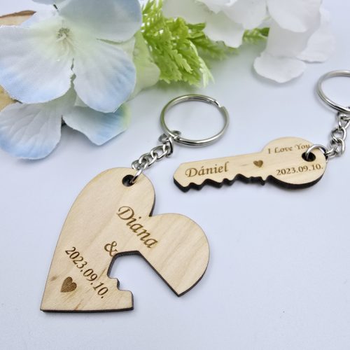 Fa páros kulcstartó szerelmeseknek egyedi nevekkel - ajándék Valentin-napra