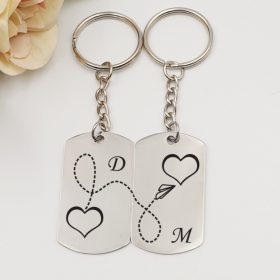 Páros kulcstartó szerelmeseknek, egyedi monogramokkal, ajándék Valentin-napra 	