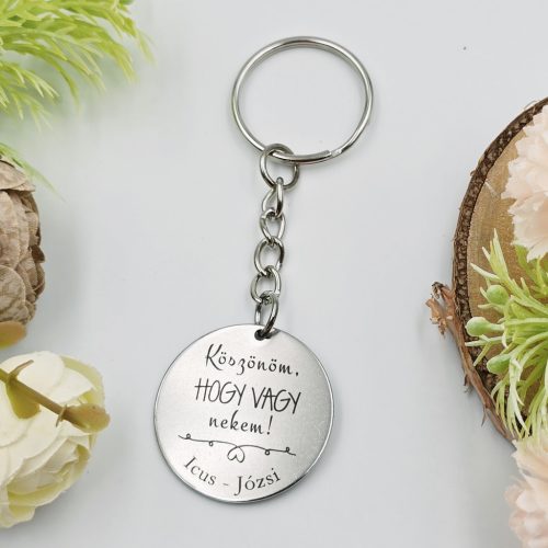 Kulcstartó "Köszönöm, hogy vagy nekem!" felirattal, egyedi nevekkel	