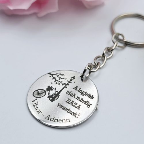 Kulcstartó "A legjobb utak mindig haza vezetnek" felirattal, egyedi nevekkel	