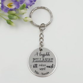   Kulcstartó "A legjobb pillanat itt és most van!" felirattal, egyedi nevekkel	