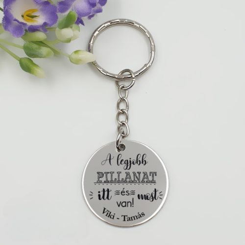 Kulcstartó "A legjobb pillanat itt és most van!" felirattal, egyedi nevekkel	