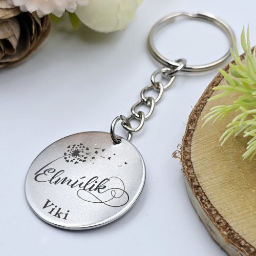 Kulcstartó "Elmúlik" felirattal, egyedi nevekkel	