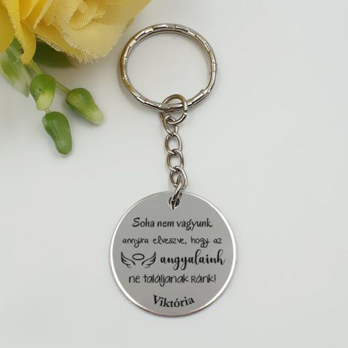 Kulcstartó "Soha nem vagyunk annyira elveszve..." felirattal, egyedi nevekkel	