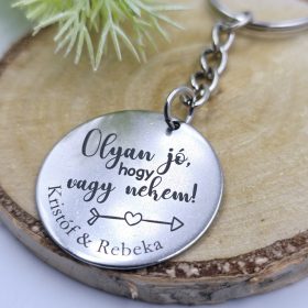   Kulcstartó "Olyan jó, hogy vagy nekem!" felirattal, egyedi nevekkel	