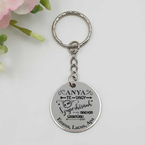 Kulcstartó "Anya, te vagy a mi szuperhősünk..." felirattal, egyedi nevekkel	