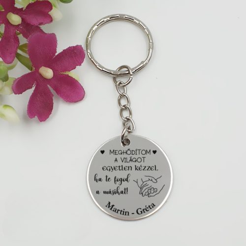 Kulcstartó "Meghódítom a világot egyetlen kézzel..." felirattal, egyedi nevekkel	
