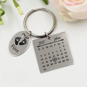   "A mi napunk" naptárkulcstartó szabadon választott dátummal baba születésére 