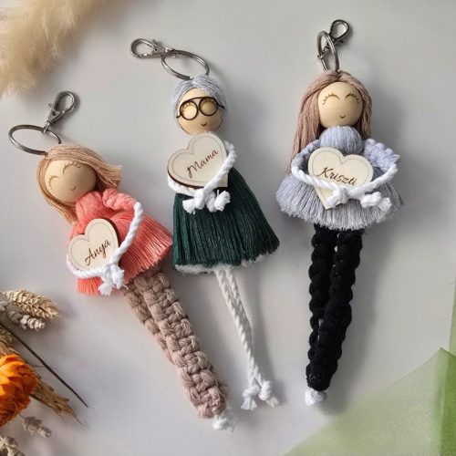 Egyedi, személyre szabható makramé kulcstartó figura