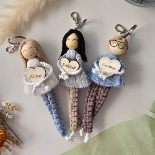 Egyedi, személyre szabható makramé kulcstartó figura