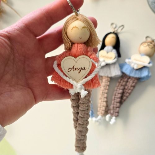 Egyedi, személyre szabható makramé kulcstartó figura