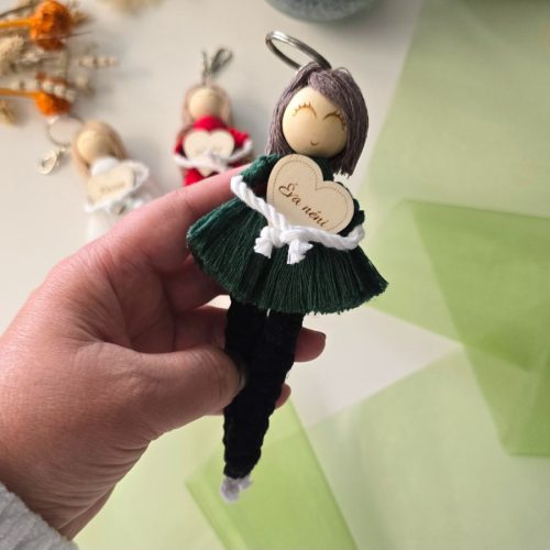 Egyedi, személyre szabható makramé kulcstartó figura