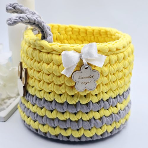 Horgolt méhecske tárolókosár egyedi felirattal  (007)