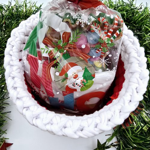 Horgolt mikulás tárolókosár, szaloncukortartó egyedi felirattal (087)