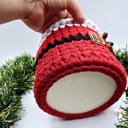 Horgolt mikulás tárolókosár, szaloncukortartó egyedi felirattal (087)