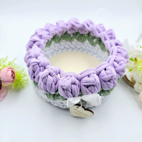 Horgolt tulipános tárolókosár egyedi felirattal (lila)