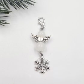   Angyalka fehér üveggyöngyből karabineren, hópihe charm dísszel