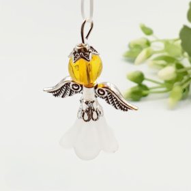 Angyalka charm - fehér és sárga akrilgyöngyből