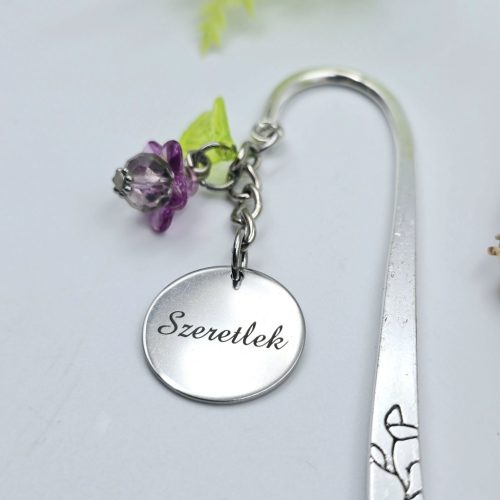 Lila virágos, egyedi felirattal gravírozott könyvjelző