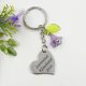 Kulcstartó lila akril virággal egyedi felirattal
