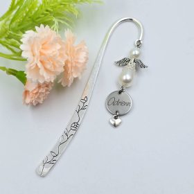 Fehér angyalkás, egyedi névvel gravírozott könyvjelző