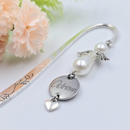 Fehér angyalkás, egyedi névvel gravírozott könyvjelző