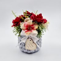 Horgolt kaspó selyemvirágokkal