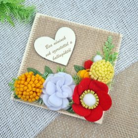 Egyedi feliratos fa dísz filc virágokkal 05. 