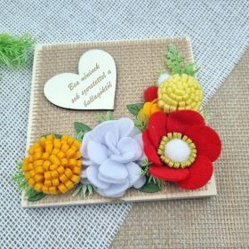 Egyedi feliratos fa dísz filc virágokkal 05. 