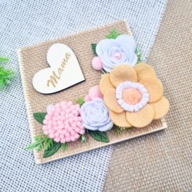 Egyedi feliratos fa dísz filc virágokkal 06. 