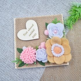 Egyedi feliratos fa dísz filc virágokkal 06. (13 x 13 cm)