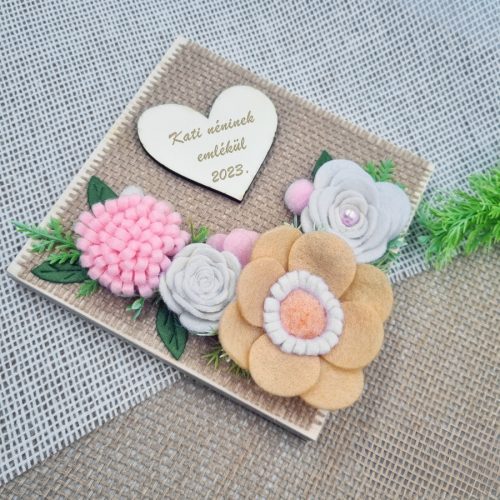 Egyedi feliratos fa dísz filc virágokkal 06. (13 x 13 cm)