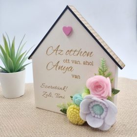 Fa házikó filc virágokkal, egyedi felirattal 01.
