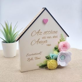Fa házikó filc virágokkal, egyedi felirattal 01.