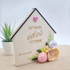 Fa házikó filc virágokkal, egyedi felirattal 02. 