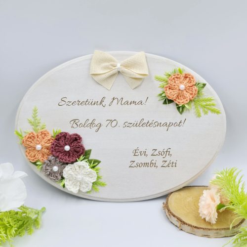 Anyák napi ajándék, gravírozott fa dísz horgolt virágokkal