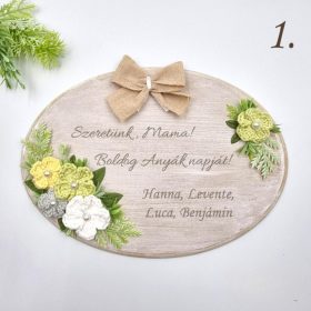 Anyák napi ajándék, gravírozott fa dísz horgolt virágokkal