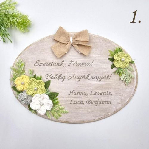 Anyák napi ajándék, gravírozott fa dísz horgolt virágokkal