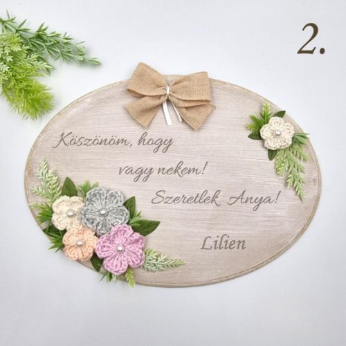 Anyák napi ajándék, gravírozott fa dísz horgolt virágokkal