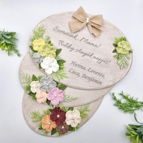 Anyák napi ajándék, gravírozott fa dísz horgolt virágokkal