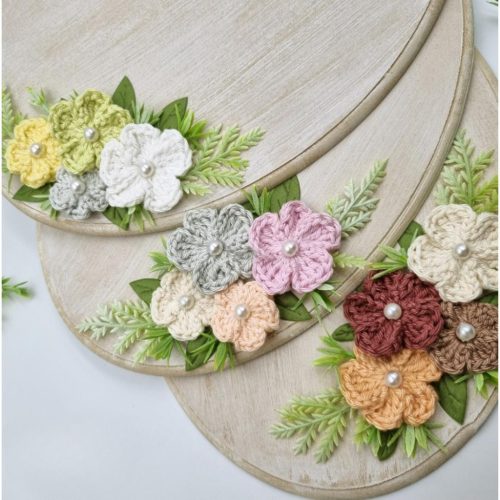 Anyák napi ajándék, gravírozott fa dísz horgolt virágokkal