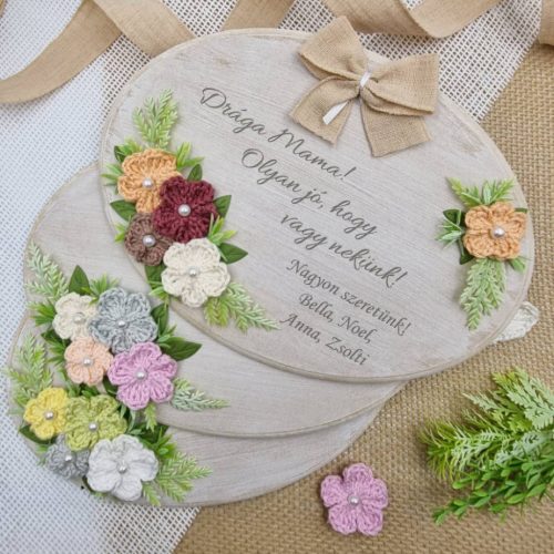 Anyák napi ajándék, gravírozott fa dísz horgolt virágokkal