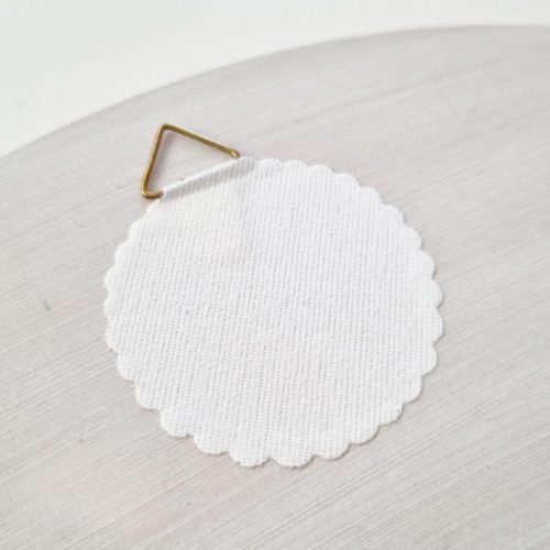 Anyák napi ajándék, gravírozott fa dísz horgolt virágokkal