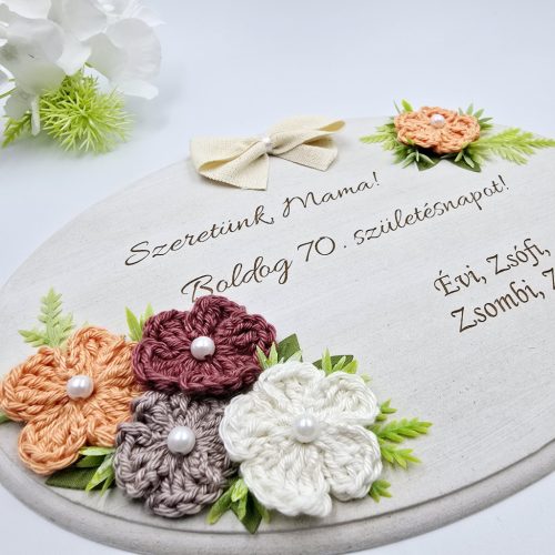 Anyák napi ajándék, gravírozott fa dísz horgolt virágokkal